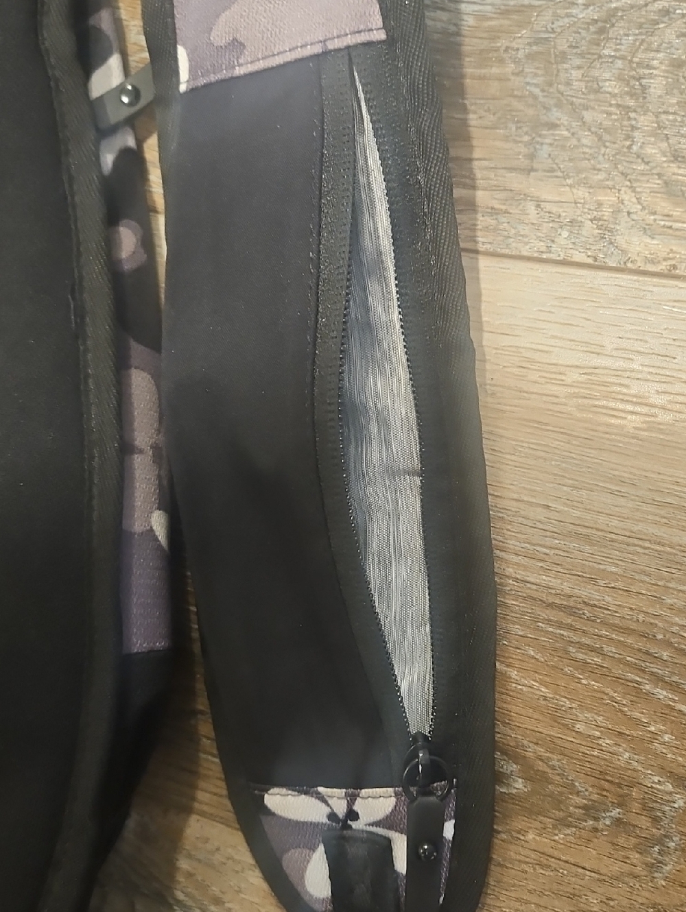 Sherpani ESPRIT Sling Bag - Picture 6 of 10